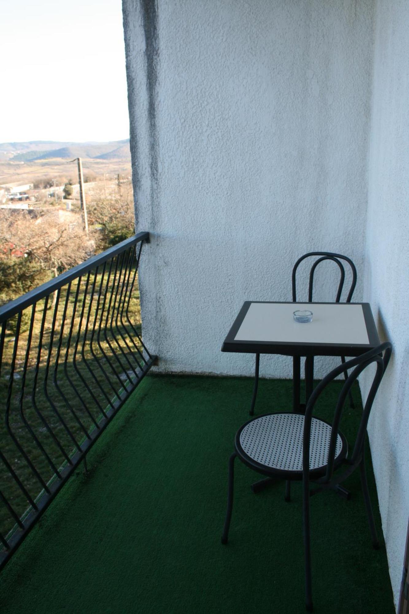 Hotel Les Persedes Lavilledieu  Exterior foto